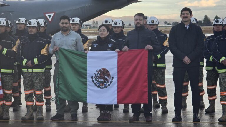 Bomberos mexicanos luchan contra los incendios en Los Ángeles