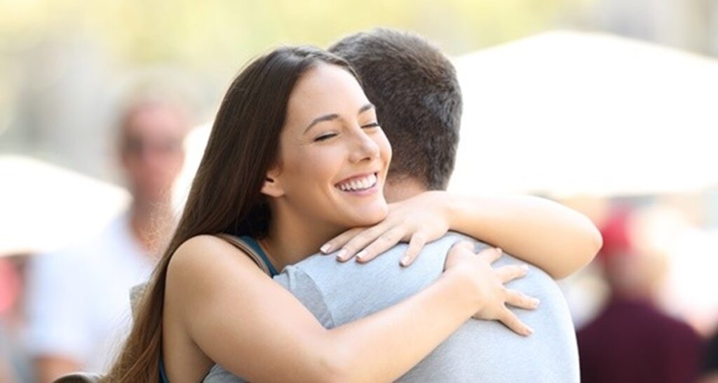 Especialistas de la UNAM aconsejan recibir y dar de 4 a 8 abrazos