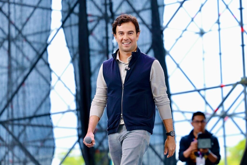 Checo Pérez cumple el sueño de una pequeña fan