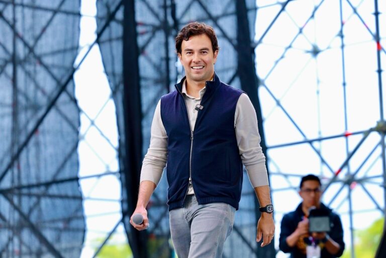 Checo Pérez cumple el sueño de una pequeña fan