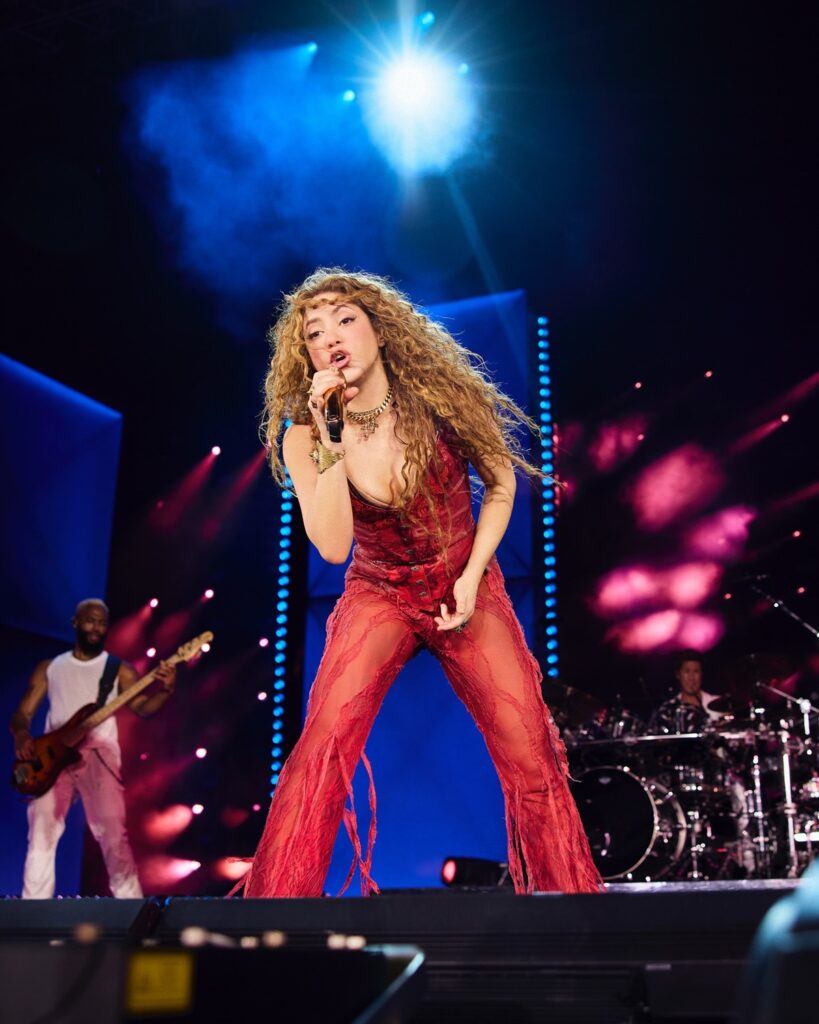 Shakira llega a Colombia para continuar su gira tras hospitalización