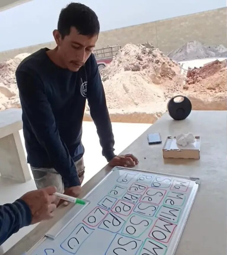 Albañil aprende a leer con ayuda de sus compañeros de obra