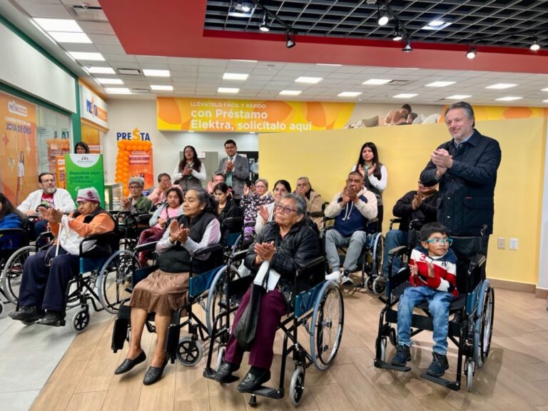 Banco Azteca refuerza inclusión y entrega 50 sillas de ruedas
