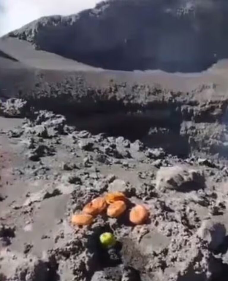 Hombre sube ofrenda hasta el cráter del volcán Popocatépetl