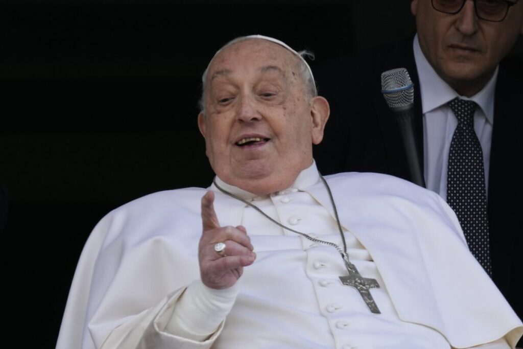 Tras cinco semanas en el hospital, Francisco regresa al Vaticano