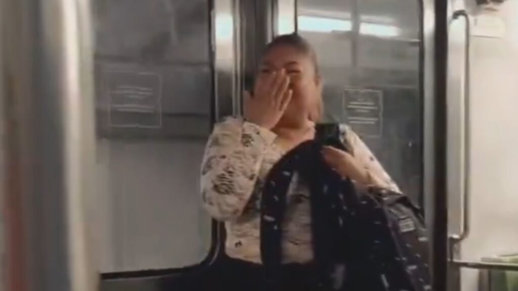 Le canta mañanitas a su amiga con todo y usuarios del metro