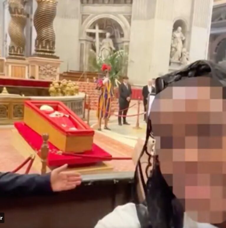 Piden respeto a fieles católicos que se toman selfies en el féretro del Papa Francisco