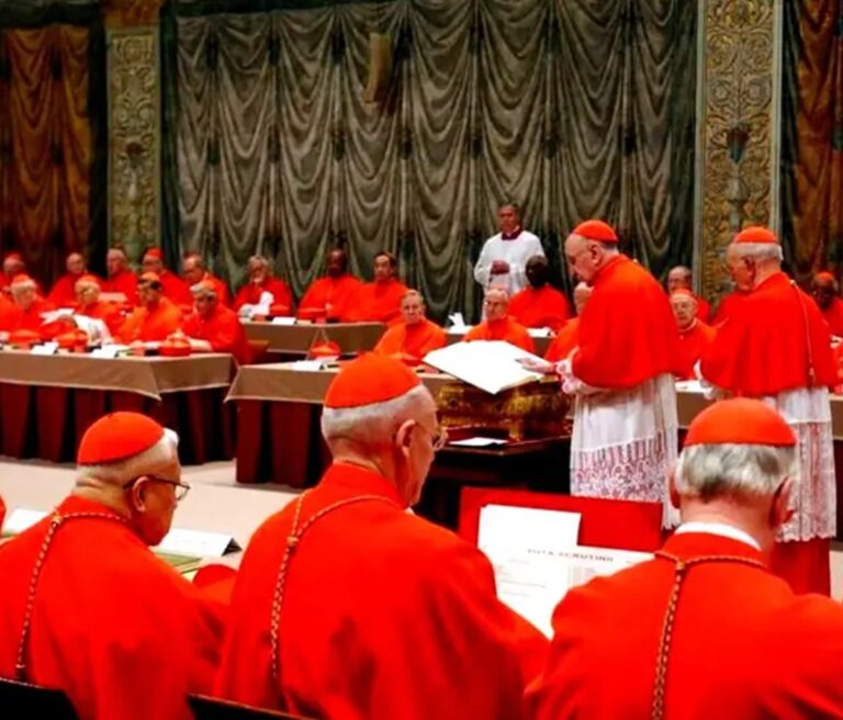 ¿Cómo se elige al nuevo Papa y qué es el cónclave?