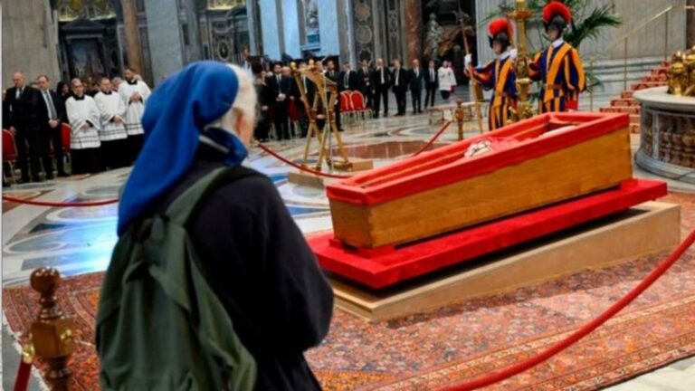 Conoce a monja amiga del papa Francisco que se saltó el protocolo para llorar