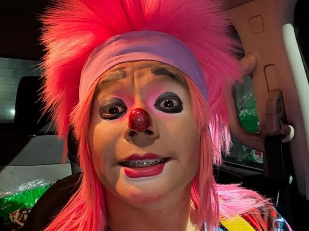 Payaso Talachitas expone a familia que no pagó show