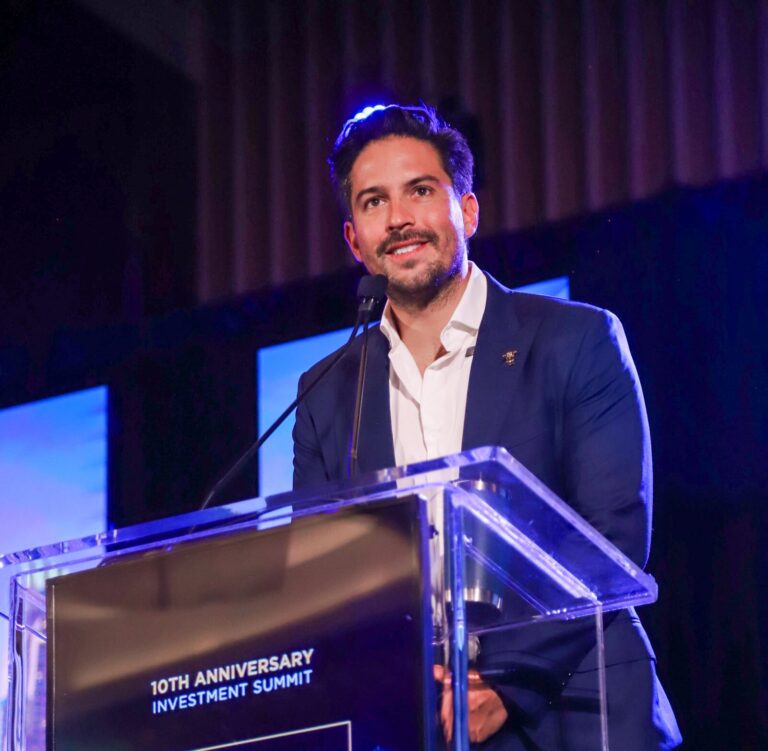 Víctor González Herrera lidera expansión de Farmacias Similares a EU