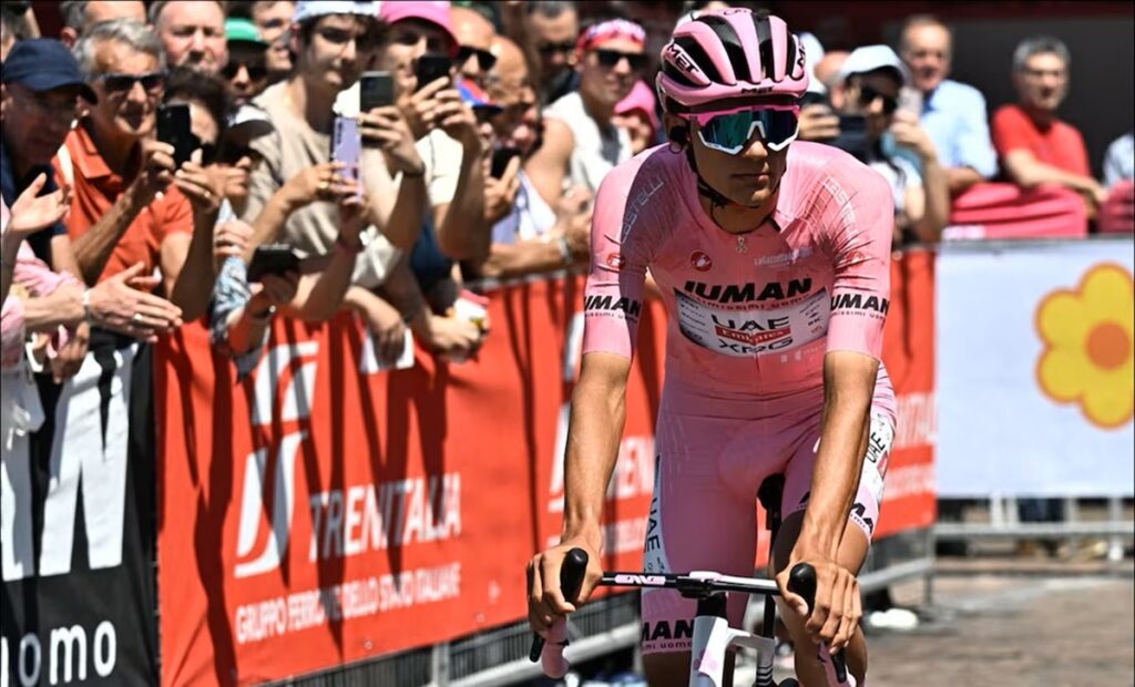 Mexicano Isaac del Toro mantiene la Maglia Rosa
