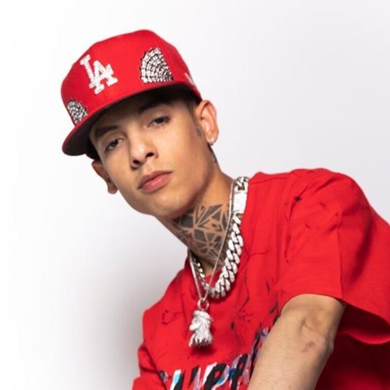 Natanael Cano porta pantalones con los rostros de "El Chapo" y Pablo Escobar