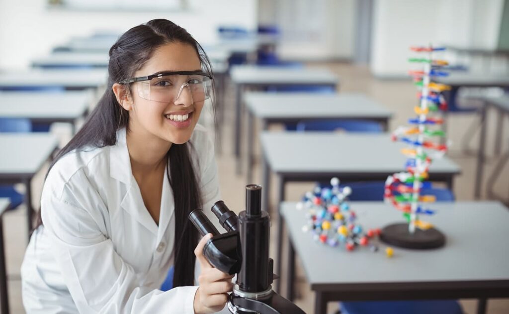 Banco Azteca impulsa a jóvenes físicos rumbo a París