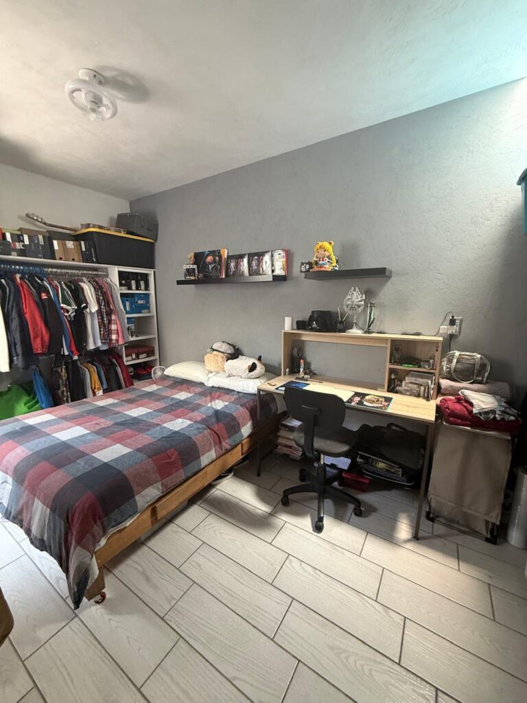 María Laura Medina de Salinas entregó una casa remodelada con muebles Elektra