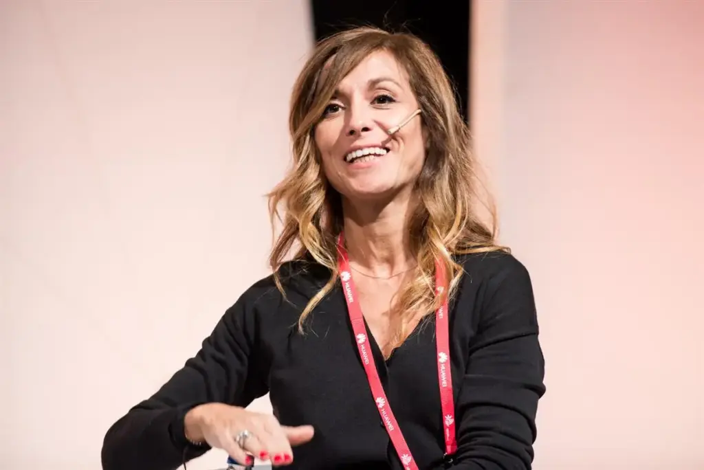 Elena Alti recibe galardón por fortalecer liderazgo femenino