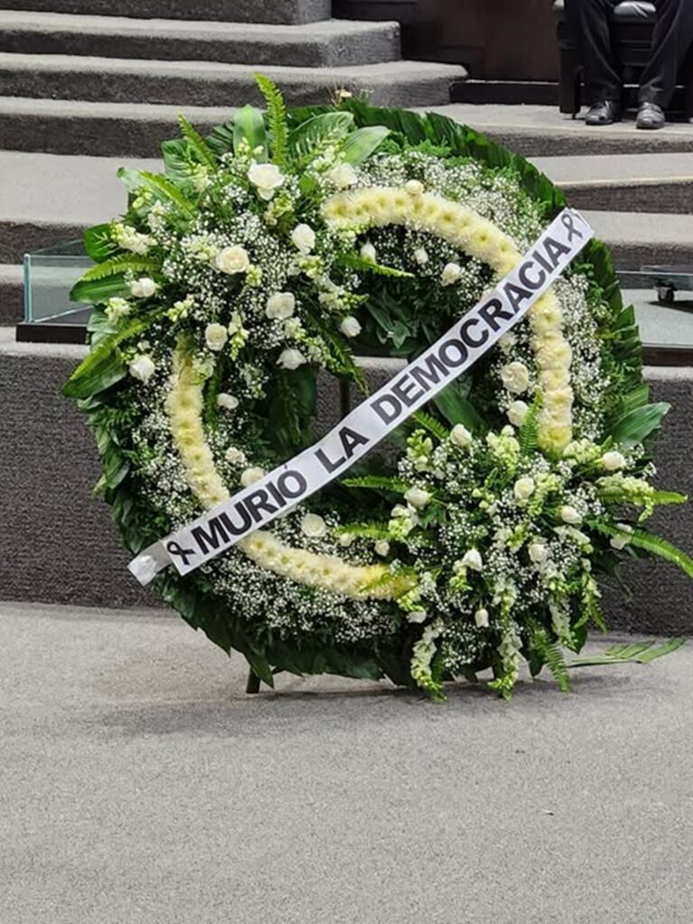 Avalan leyes que permiten intervención telefónica