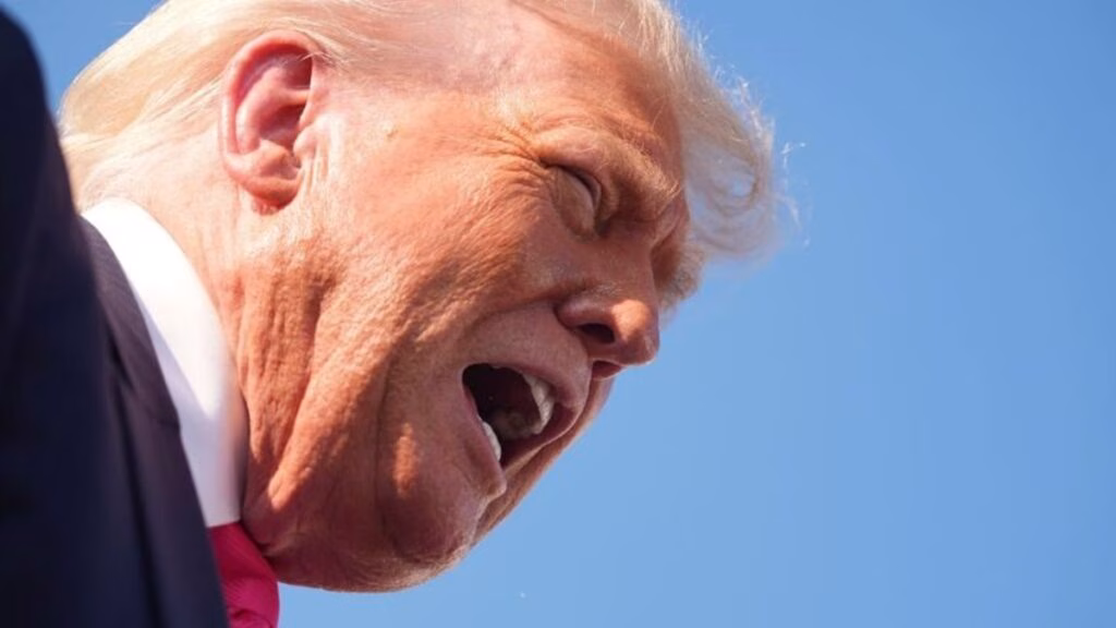 Trump califica el caso Epstein como una “estafa” para desacreditarlo