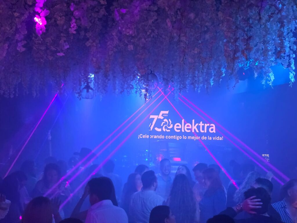 Elektra, con 75 años de historia, fue la madrina oficial de una celebración donde el compromiso y los regalos eran la principal atracción.