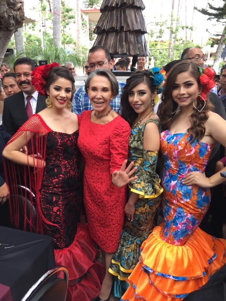 Piden derribar estatua de Florinda Meza en su pueblo natal