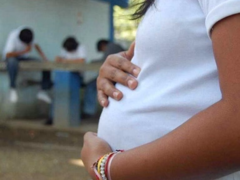 Un total de 22 niñas son madres cada día en México