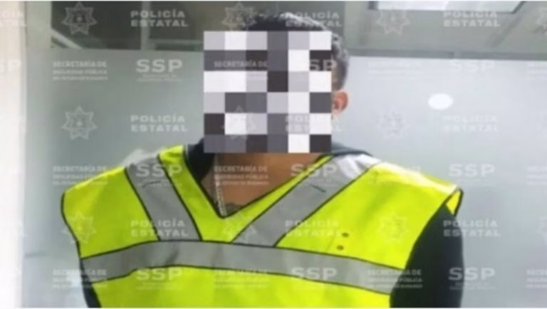 Hombre intenta arrojar a su pareja de un edificio en Durango