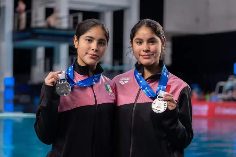 Mía y Lía Cueva regresan a México con medalla de bronce en Mundial de Clavados Singapur 2025