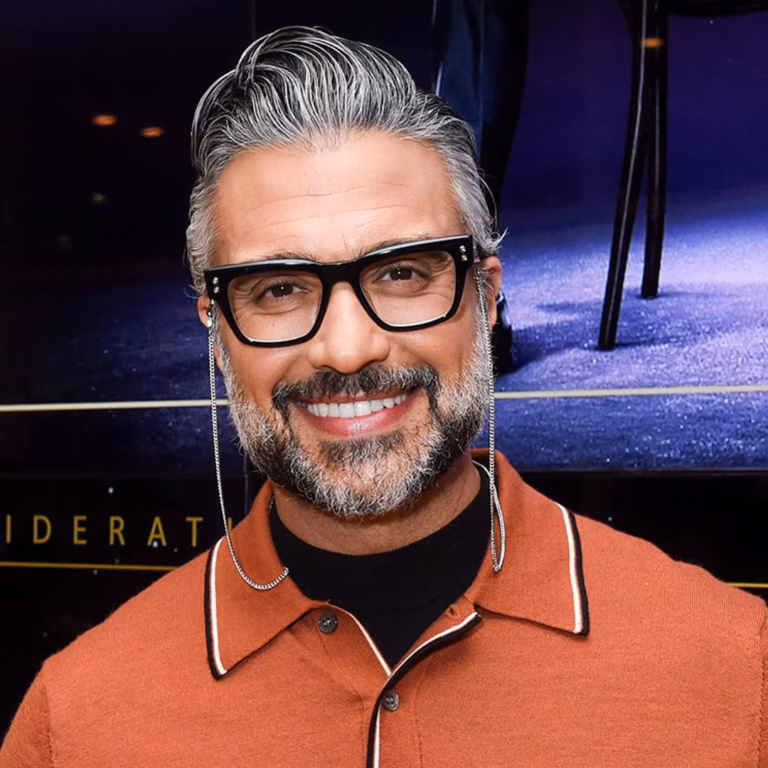 Jaime Camil regala Italika 200Z a su chofer