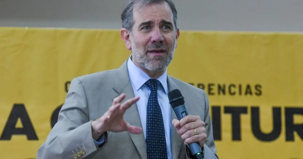 Lorenzo Córdova celebra amparo contra libros de la SEP