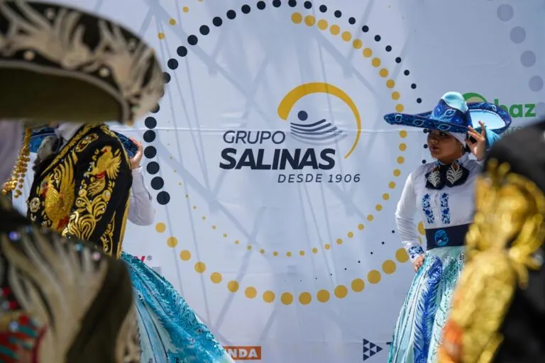 Ninfa Salinas Sada apoya comparsa Jaguares de Chimalhuacán