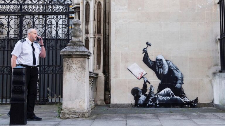 Quitan del juzgado de Londres mural de Banksy