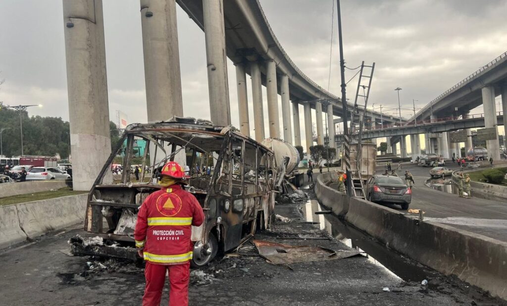 Retiran pipa de gas de Puente de la Concordia