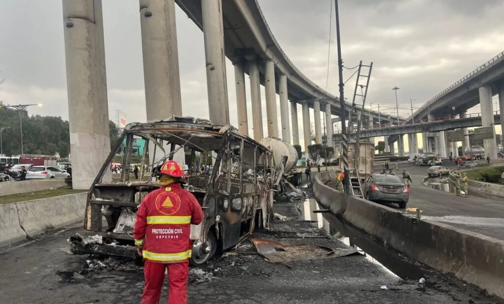 Retiran pipa de gas de Puente de la Concordia
