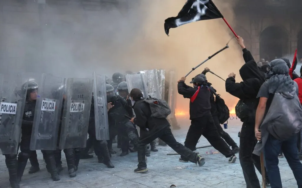 La marcha del 2 de octubre deja 94 policías heridos