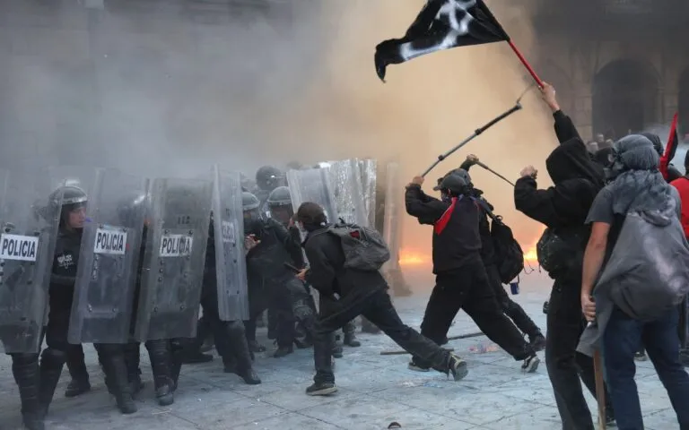 La marcha del 2 de octubre deja 94 policías heridos