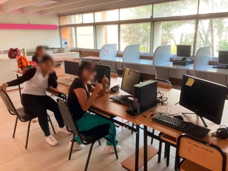 Profesor UNAM recicla computadoras y las dona