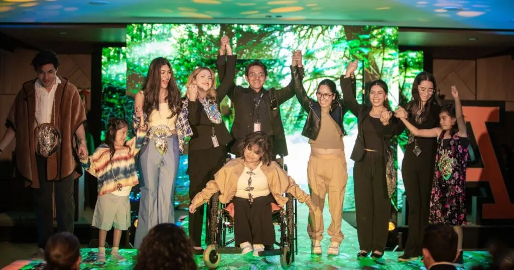 El presidente del Grupo Por Un País Mejor, Víctor González Herrera, a través de la Fundación del Dr. Simi, realizó una pasarela incluyente.