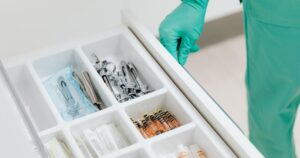 La empresa Distribuidora de Materiales Quirúrgicos MTY SA de CV (DIMAQ) no incurrió en la comercialización de insumos médicos reutilizados.