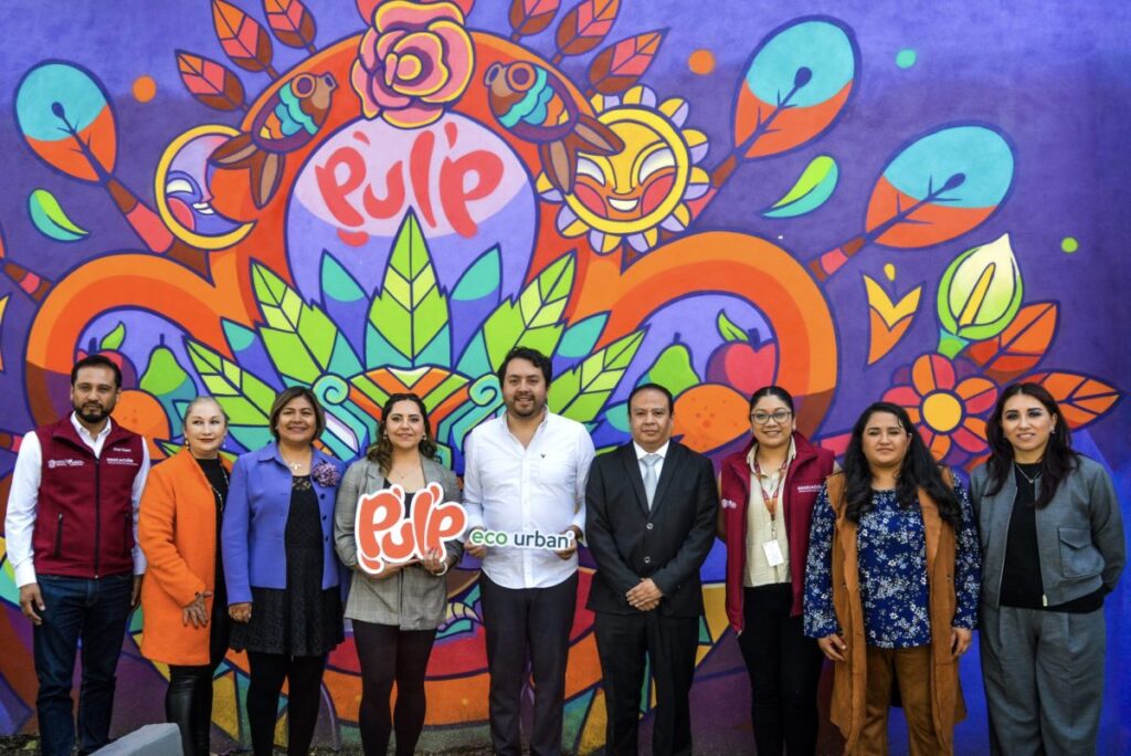 Autoridades escolares, representantes de AJEMEX, Pulp y Eco Urban inaugurando el mural de Mayahuel en la Escuela Primaria Roberto García Moreno, Metepec.