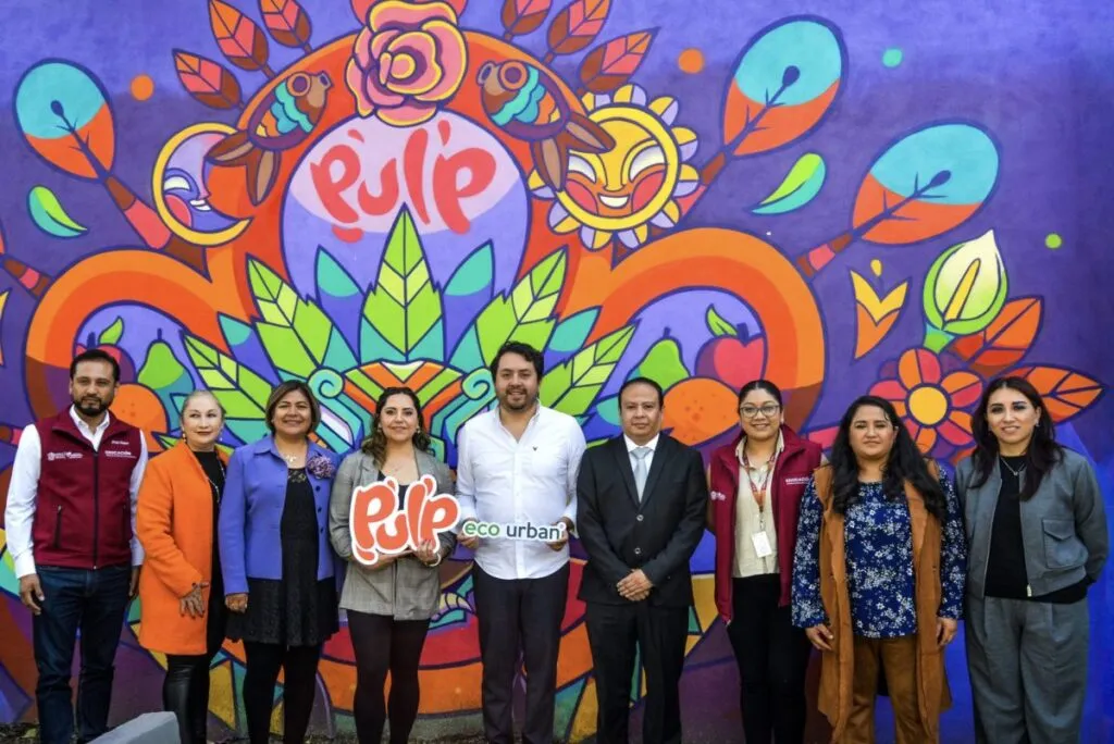 Autoridades escolares, representantes de AJEMEX, Pulp y Eco Urban inaugurando el mural de Mayahuel en la Escuela Primaria Roberto García Moreno, Metepec.