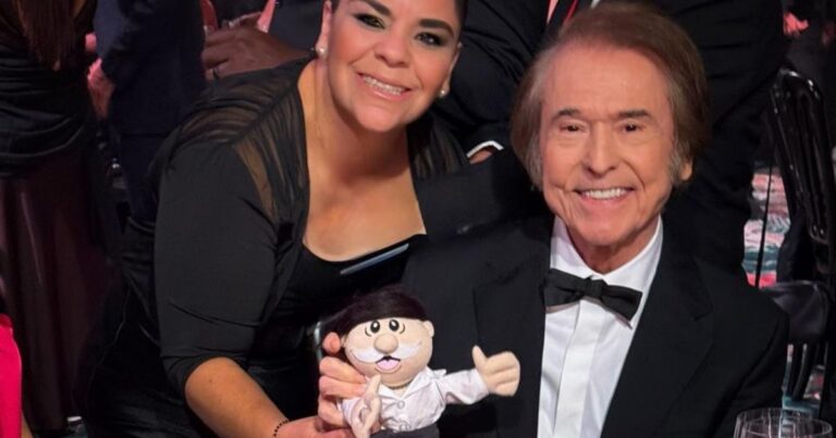 El CEO de Farmacias Similares, Víctor González Herrera, reconoció el talento de los artistas presentes en la ceremonia de los Latin Grammy.