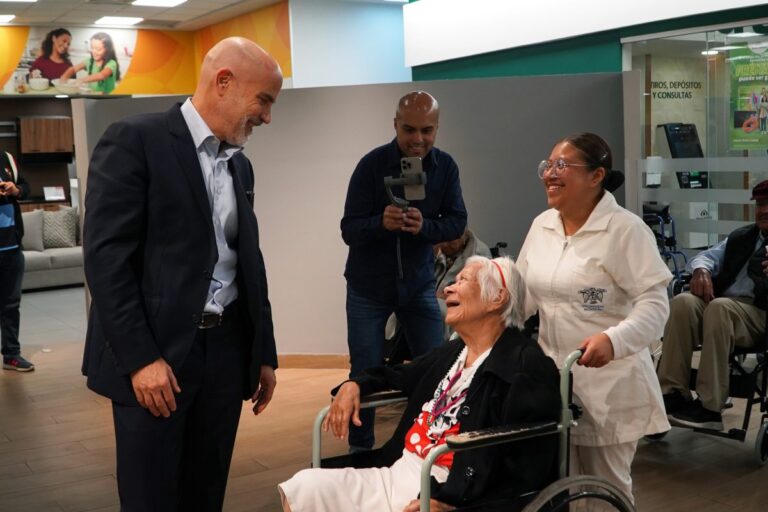 Banco Azteca contribuye con 200 sillas de ruedas para la inclusión en 2025