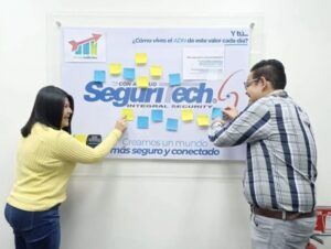 Colaboradores de Seguritech participan en una dinámica interna de cultura organizacional y liderazgo.