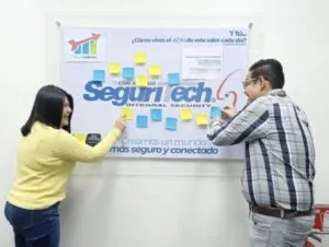 Colaboradores de Seguritech participan en una dinámica interna de cultura organizacional y liderazgo.
