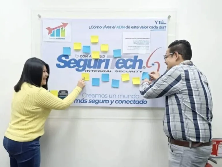 Colaboradores de Seguritech participan en una dinámica interna de cultura organizacional y liderazgo.