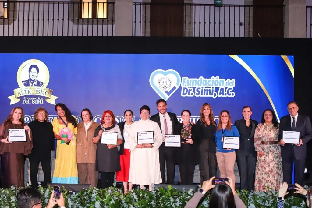 El presidente de Grupo por un País Mejor, Víctor González Herrera, con los ganadores del premio nacional al altruismo.