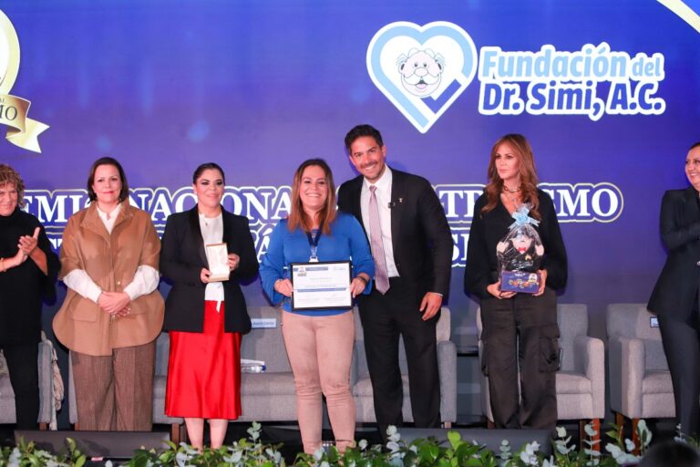 El presidente ejecutivo de Grupo por Un País Mejor y CEO de Farmacias Similares, Víctor González Herrera, reconoció la labor altruista.