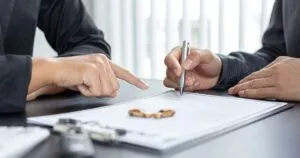 Las personas que contraten un seguro este año podrían enfrentar un panorama adverso para el 2026, advierte Fitch Ratings.