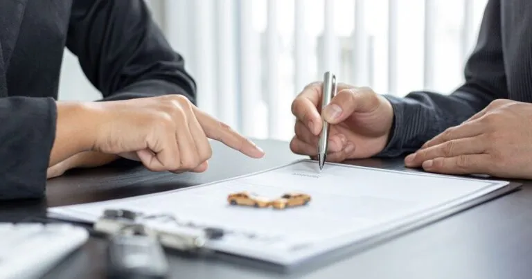 Las personas que contraten un seguro este año podrían enfrentar un panorama adverso para el 2026, advierte Fitch Ratings.