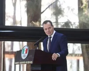 La Federación Mexicana de Clavados y Clavados de Altura entregó un reconocimiento al presidente de Grupo Vazol, Olegario Vázquez Aldir.